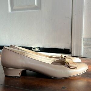 Salvatore Ferragamo Vintage Vara Pumps Bow Size 8 A2 Beige Neutral Classic